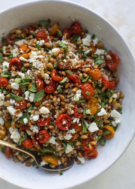 Tomato Farro Salad - Slow Roasted Tomato Farro Salad Tomato Farro, Farro Recipes, Grain Salads, Slow Roasted Tomatoes, Farro Salad, Grain Salad, Healthy Grains, Roasted Tomato, Tomato Salad