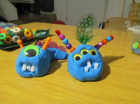 Clay Monsters: we used *Model Magic for body and added goole eyes, feathers, chenille stems and beads. The one on the right my 5 yr old made. Pre K Clay Art Projects, Model Magic Kindergarten, Model Magic Monsters, Model Magic Halloween Crafts, Clay Monsters Easy, Model Magic Projects For Kids, Model Magic Ideas, Clay Modelling Ideas, Clay Monster