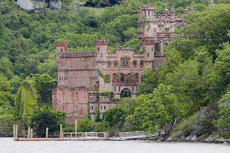 Scottish-style castle on the Hudson River, built in the early 1900s. All weekend tours are on the Estuary Steward, a 44 passenger boat. Experience a 2.5 hour tour with .5 hr cruise to Bannerman Island-Hudson Highlands State Park, a 1.5 hour guided tour of the island, and a .5 hour return cruise to Newburgh or Beacon. The Bannerman Island-Hudson Highlands State Park walking tour requires walking up and down 72 steps, steep inclines and sometimes rough trails. Tours operated by special ... New York Attractions, Hudson Valley Ny, New York Hotels, New York Tours, Historic Preservation, Hudson River, New York Travel, Early 1900s, Tower Bridge