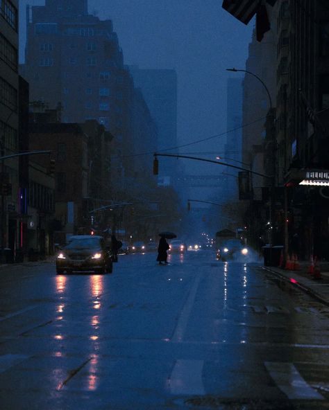 City Life Aesthetic, City Rain, Rainy City, Painting References, Low Light Photography, Rain Painting, Vaporwave Aesthetic, Walking In The Rain, Singing In The Rain