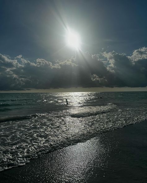 unplanned trips to the beach are the absolute best🥰 Calm Place, Sea Aesthetic, Beach Date, Beach Night, Beach Wallpaper, Beach View, Summer Dream, Beach Aesthetic, Beach Girl