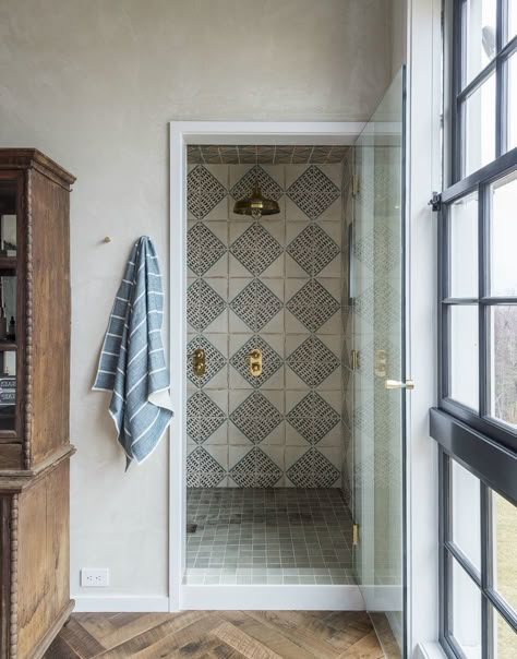 Remodel Hacks, Eclectic Farmhouse, Farmhouse Shower, Hudson Homes, Bad Inspiration, Vinyl Decor, Eclectic Modern, Ideas Hogar, Open Door