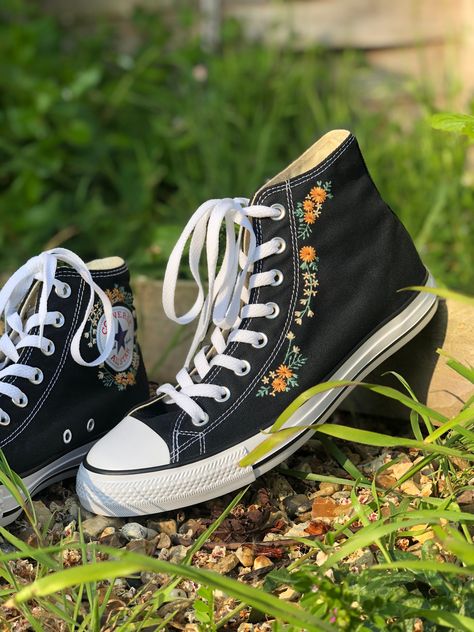 Embroidered Black Converse, Black Converse High Tops, Converse Art, Embroidered Sunflowers, Converse Embroidery, Floral Converse, Cute Converse Shoes, Converse Design, Cute Converse