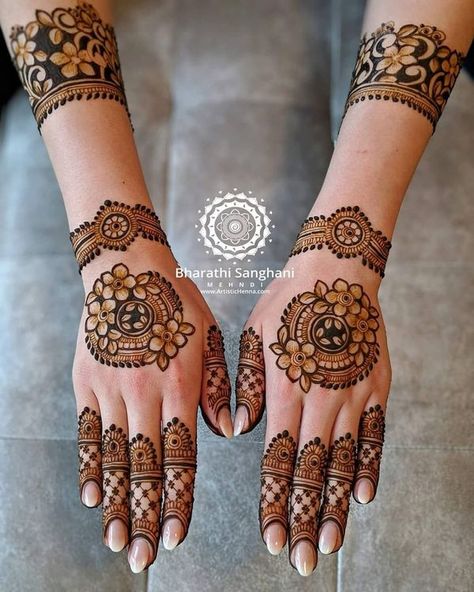 Stunning Mehendi Designs For The Sister Of The Bride & Bridesmaids! Round Mehndi Design, Small Henna, Palm Mehndi Design, Designs Mehndi, Tato Henna, Design Mehndi, Mehndi Designs Bridal Hands, Rose Mehndi Designs, Latest Henna Designs