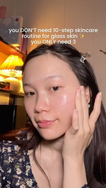 Jenny Nguyen | skincare, fashion & kpop on Instagram: "[ SAVE FIRST!! ] 3 tips for a quick and effective skin routine • use a toner that doesn’t dry out your skin, bonus if it clears clogged pores like COSRX AHA/BHA toner • use hydrating emulsion. I personally find emulsion more gentle on my skin than some serums • ALWAYS end with moisturizers. You need to provide moisture for your skin to lock in. For my dry skin, I use thicker cream like this Dear, Klairs Rich Moist Soothing Cream Product used: COSRX AHA/BHA toner The Face Shop Rice Ceramide Emulsion Dear, Klairs Rich Moist Soothing Cream (gifted) #koreanskincare #kskincare #kbeauty #dearklairs #richmoistsoothingcream #hydratingskincare #moisturizingcream 🏷️ skincare routine, skincare for dry skin, dry skin, winter skincare, new Cosrx For Dry Skin, Korean Moisturizer Dry Skin, Korean Skincare For Dehydrated Skin, Korean Skincare Dry Sensitive Skin, Jenny Nguyen, Cosrx Aha Bha Toner, Aha Bha Toner, Korean Moisturizer For Sensitive Skin, Bha Toner