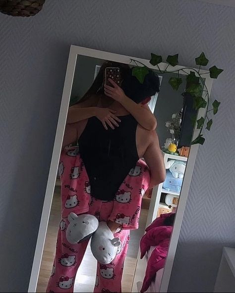 Casal Hello Kitty, Snap Of Girlfriend, Bf And Gf Ideas, Ac New Leaf, Relationship Pics, Couple Pajamas, Shotting Photo, Cute Couple Outfits, Couple Stuff