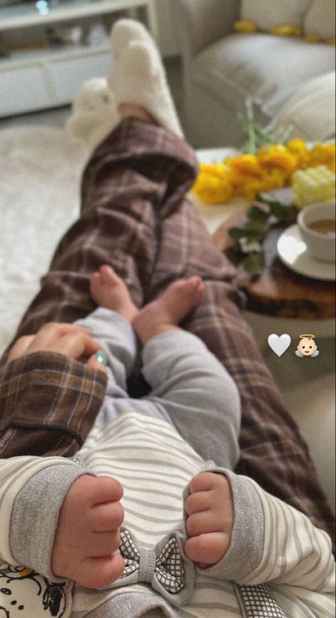 Baby Instagram Story Ideas, Futurisme Retro, Baby Tumblr, Cute Babies Photography, Baby Life Hacks, Newborn Baby Photoshoot, Mommy Baby, Foto Baby