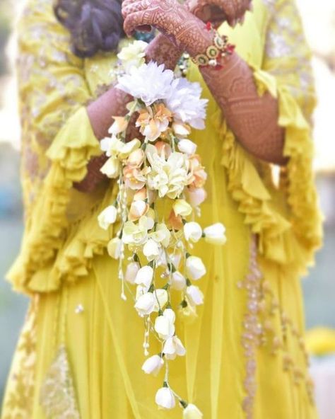 The Best Floral Kaleere We Spotted On Real Brides! Floral Kaleere, Mehendi Jewellery, Flower Bangles, Haath Phool, Wedding Flower Jewelry, Mehendi Ceremony, Hand Flower, Bride Floral, Jewellery Bridal