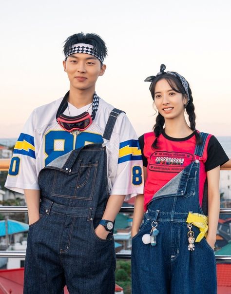 Choi Hyun Wook, Looks Hip Hop, Korean Couple Photoshoot, Fashion Design Books, Vintage Nike Sweatshirt, 90s Inspired Outfits, 90s Outfit, Korean Girl Fashion, Photo Outfit