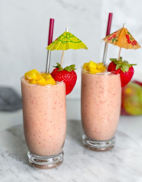 Mango Strawberry Smoothie Mango Strawberry Smoothie, Mango And Strawberry, Strawberry Mango Smoothie, Sweet Smoothies, Fruity Drinks, Pineapple Smoothie, Mango Smoothie, Strawberry Smoothie, 200 Calories