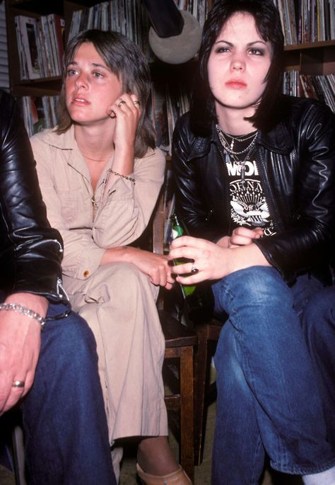 Joan Jett and Suzi Quatro at Rodney’s radio show around 1978. Doesn’t Joan look so young and cool?  Photo by Brad Elterman Garage Punk, Suzi Quatro, The Runaways, Lita Ford, Women Of Rock, Taylor Momsen, Punk Rock Bands, Joan Jett, Women In Music