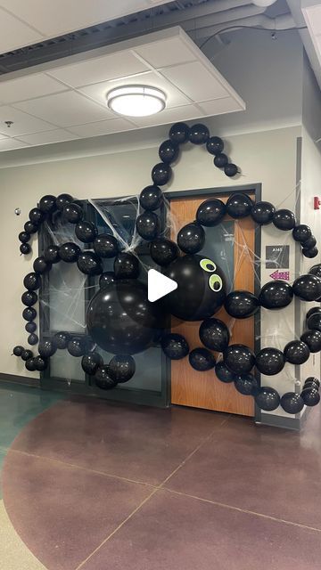 Halloween Decorations For School Gym, Halloween Balloon Garland Diy, Halloween Balloon Wall, Balloon Spider, Spider Balloon, School Hallway Decorations, Spooky Balloons, Halloween Balloon Garland, Balloon Door