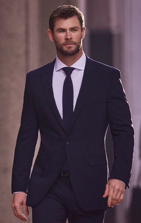 Chris Hemsworth Shirtless, Business Casual Attire For Men, Hemsworth Brothers, Black Suit Men, Chris Hemsworth Thor, Men Photography, Wattpad Romance, Liam Hemsworth, Sharp Dressed Man