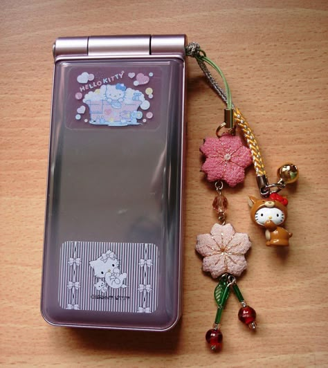 Can We Please Bring Back The Holes To Put Phone Charms On Our Phones? Japanese Cell Phones, 2000s Phone, Flip Phone Aesthetic, Nostalgic Things, Charmmy Kitty, Retro Gadgets, Retro Phone, Flip Phone, Phone Charms