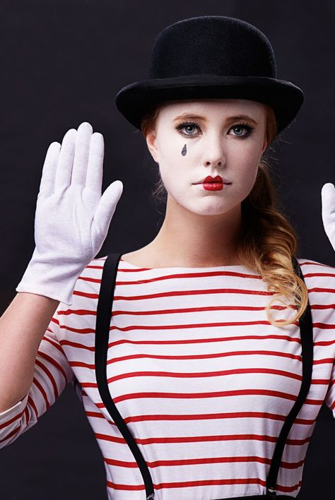 easy last minute halloween costumes mime Pierrot Costume, Mime Costume, Easy Last Minute Costumes, Last Minute Kostüm, Mime Makeup, Vintage Circus Party, Striped Tube Socks, Scary Clown Makeup, Vintage Halloween Photos