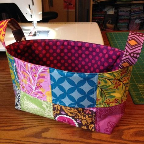 Patchwork storage basket Fabric Basket Tutorial, Fabric Bowls, Fabulous Diy, Sew Ins, Fabric Basket, Costura Diy, Fabric Boxes, Clothes Basket, Sewing Baskets