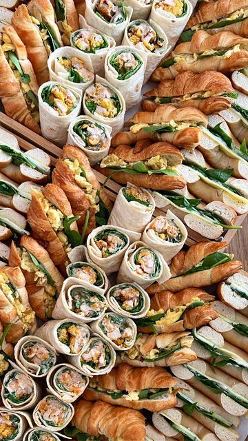 Recreating Recipes on Instagram: "Picnic Platter | …sun’s ☀️ out… could this be the last day of the year for a picnic? . On our platter: * egg croissants * cheese salad bagels (cheddar, mayo, spinach and cucumber) * chicken wraps (nuggets, pickled jalapeños, burger sauce and spinach) . . . #Recreatingrecipes#yougottaeatthis#foodstagram#igfood#goodeats#foodie#foodphotography #veggiefoods #vegetarianplatter #picnicplatter #foodbloggers#lunchrecipes#homecooking#foodblog#foodlover#foodforthought#c Picnic Platter, Cucumber Chicken, Summer Picnic Party, Last Day Of The Year, Sandwich Platter, Turkey Cheese, Cut Watermelon, Party Food Platters, Burger Sauce