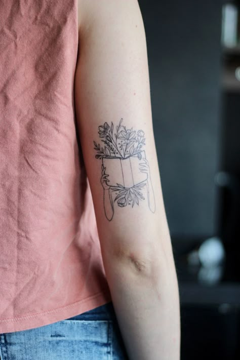 Tatuagem no tricpes. Representa uma pessoa lendo um livro com flores saindo dele Fine Line Reading Tattoo, Inside Bicep Tattoo Women, Inner Bicep Tattoo Women, Line Tattoo Arm, Inside Bicep Tattoo, Bicep Tattoo Women, Book Inspired Tattoos, Reading Tattoo, Tricep Tattoos