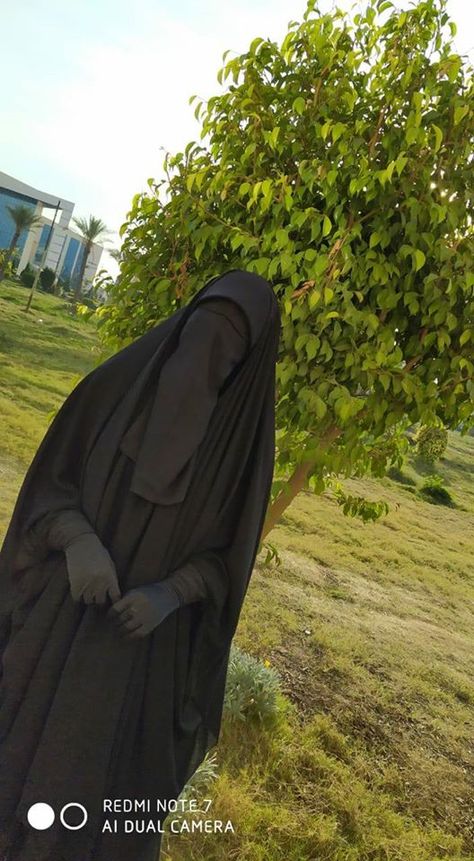 Shared by fh310584. Find images and videos on We Heart It - the app to get lost in what you love. Arabian Niqab, Niqab Aesthetic, Islamic Modesty, Army Couple Pictures, Summer Nature Photography, Leather Outfits Women, Couple Goals Teenagers Pictures, Niqab Fashion, Muslim Images