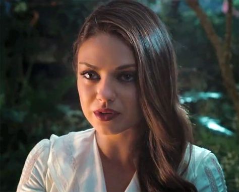 Mila Kunis as Theodora in Oz: The Great and Powerful Mila Kunis Oz, Powerful Makeup, Oz The Great And Powerful, Dark Red Lips, Wicked Witch Of The West, Smokey Eyeshadow, Witchy Fashion, Mila Kunis, Friends With Benefits