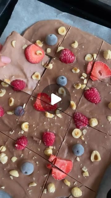 Healthy Recipes on Instagram: "@_fromtheground Nutella inspired Frozen Yogurt Bark, 5 ingredient high protein treat 🍫 🫐 🍓   This incredible recipe is from @_fromtheground , please go in and follow her fantastic page for more amazing recipes like this one!!🍫😍👩‍🍳   RECIPE   1 cup greek yogurt  3 tbsp maple (sub for honey) 2 tbsp unsweetened cacao powder  1/8 cup hazelnut  ¼ cup mixed berries     Mix yogurt, maple syrup and cacao powder. Spread out on tray lined with baking paper. Sprinkle mixed berries and hazelnut and freeze until hardens. Enjoy.   #healthytreats #healthysnacks #frozenyogurt #healthysnack #quickrecipes #healthyrecipes #sugarfree" Frozen Yogurt Desserts, Yogurt Desserts, Vegan Greek Yogurt, Zucchini Cookies, Frozen Yogurt Bark, Yogurt Dessert, Yogurt Bark, Protein Treats, Incredible Recipes