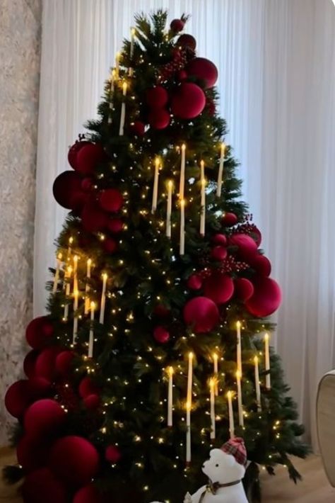 Black And Red Xmas Tree Decorating Ideas, Christmas Tree With Red Roses, Red Rose Christmas Tree, Red And Gold Christmas Tree Ideas, Minimalistic Christmas Tree, Christmas Stage Decorations, Christmas Tree Roses, Navidad Natural, Red And Gold Christmas Tree