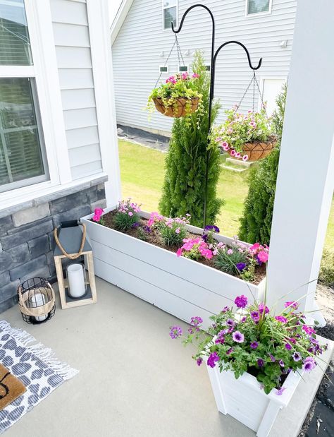 Budget Friendly Front Porch Ideas, Small Porch Curb Appeal, Small Front Porch Flowers, Simple Small Front Porch Ideas, Easy Front Porch Plants, Simple Spring Porch Decor, Small Front Porch Flower Pot Ideas, Front Porch With Bench Ideas, Front Step Decorating Ideas