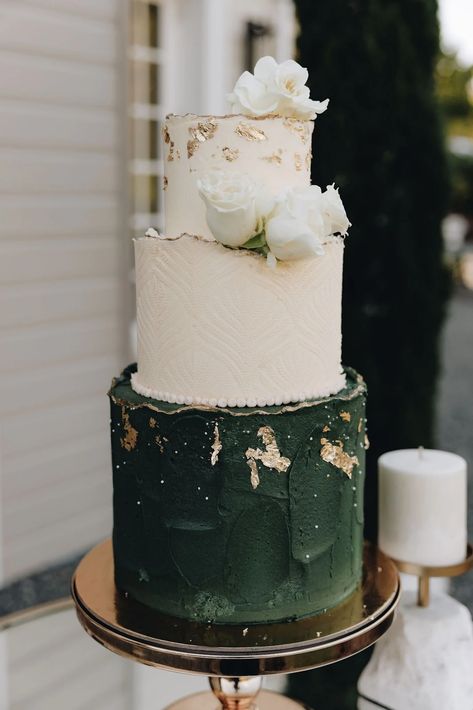 ROYAL ELEGANCE - CELEBRATING HUMANS IN LOVE. Forest Green Wedding Cakes, Emerald Wedding Cake, Wedding Cake Emerald Green, Forest Green Wedding, Tamborine Mountain, Wedding Cake Pearls, Green Wedding Cake, Mountain Images, Elegance Wedding