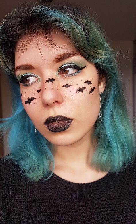 Halloween Freckles Makeup, Simple Bat Makeup, Bat Themed Makeup, Easy Bat Makeup, Bat Eyeliner Halloween, Small Halloween Face Paint, Bat Makeup Women, Witch Makeup Ideas Halloween, Green Hair Halloween Costumes