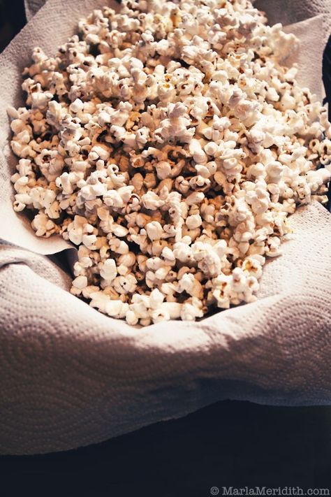 Lemon Pepper Popcorn, Popcorn Snacks Healthy, Diy Microwave Popcorn, Flavored Popcorn Recipes, Popcorn Seeds, Healthy Popcorn, Popcorn Treats, Popcorn Snacks, Lemon Pepper Seasoning