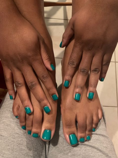 Short Nails Dark Skin, Square Nails Green, November Nail Ideas Short, Nails Green Aesthetic, Aesthetic Short Nails, Nails Natural Acrylic, Dark Skin Nails, Acrylic Nails Green, Dark Skin Nail Polish