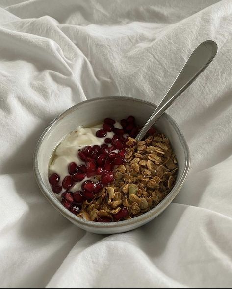 Aesthetic Baking, Yogurt Bowls, Wellness Aesthetic, Manchester United Kingdom, Easy Healthy Meal Prep, Aesthetic Inspiration, Sweet Breakfast, Healthy Meal Prep, Easy Healthy Recipes