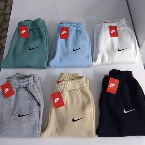 Nike Sweat Outfits For Women, Cute Nike Sweats, Jogging Nike Outfit, Nike Sweatpants Aesthetic, Nike Fits Outfits, Nivea Lip Oil, Nike Sweat Set, Nike Sweatpants Outfit, Nike Sweats Outfit