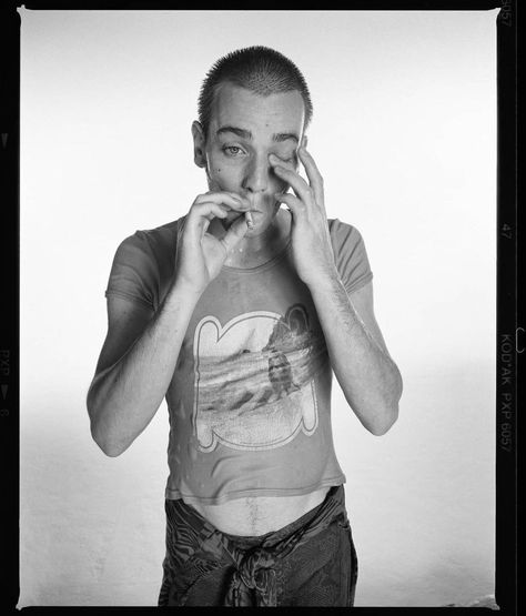 Ewan Mcgregor Trainspotting, Renton Trainspotting, Septième Art, Skater Aesthetic, Trainspotting, Ewan Mcgregor, Funny Tattoos, Movie Fashion, Pose Reference Photo