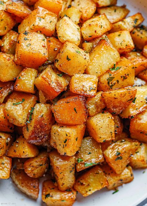 Garlic Roasted Potatoes Recipe - #potatoes #recipe #eatwell101 - These crave-worthy roasted potatoes make the perfect side dish to virtually anything! - #recipe by #eatwell101® Eatwell101 Recipes, Quick Potato Recipes, Potatoe Dinner Recipes, Best Potato Recipes, Potatoes Roasted, Garlic Roasted Potatoes, Garlic Recipe, Potatoes Recipes, Oven Roasted Potatoes