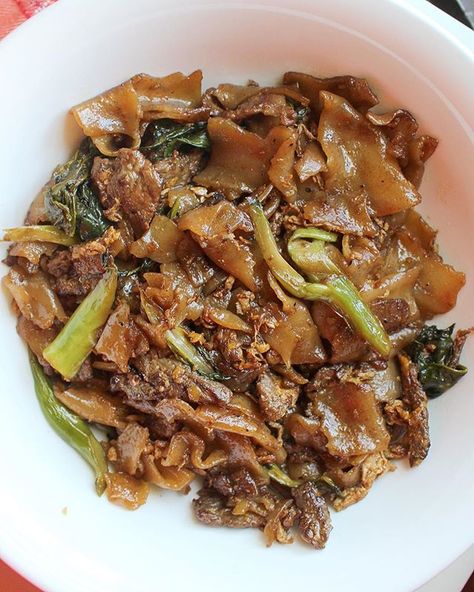 Pad see ew people Pad See Ew, Ew People, Cute Food, Japchae, Aesthetic Food, Stir Fry, Best Foods, Lettuce, Cooking Recipes