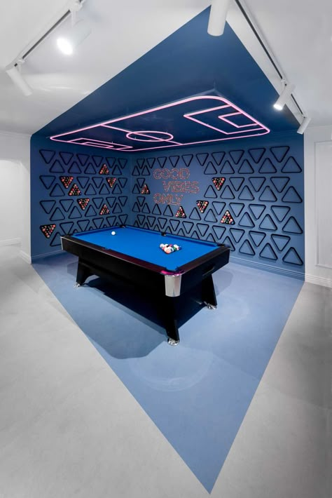 A Creative Idea For Painting Walls And Floors Gave This Office A Unique Personality Student Lounge Design, Sport Bar Design, Student Lounge, Sports Lounge, Gaming Lounge, Office Break Room, Sports Office, Painting Walls, Billiard Accessories