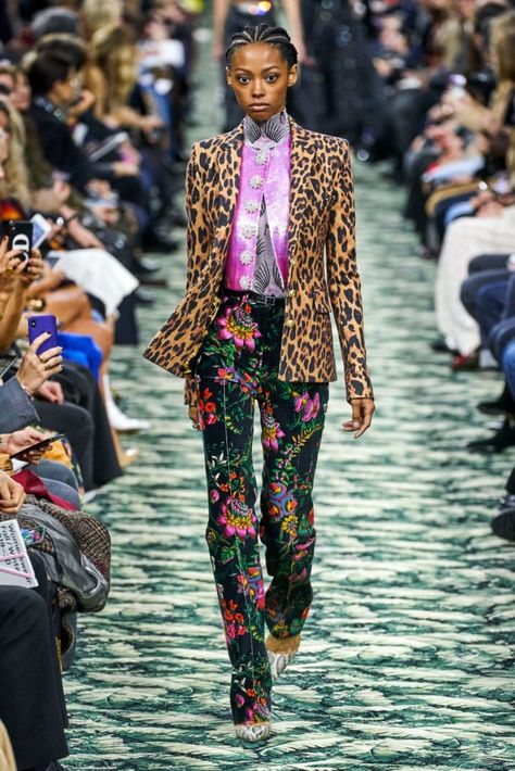 7 Fashion Trends To Rock in Tokyo This Winter - Savvy Tokyo Japanese Fashion Trends, Funky Prints, Fall Styles, Women Fashion Edgy, Floral Fashion, 2019 Fashion, Fashion Weeks, Paco Rabanne, Fashion Show Collection