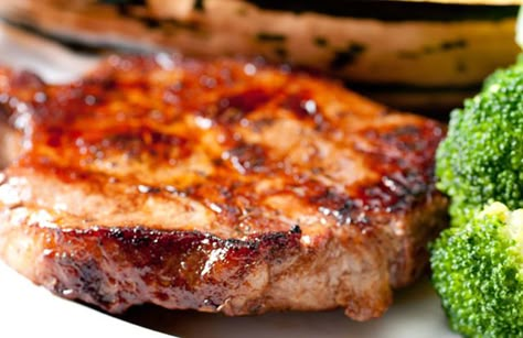 Here's a delicious easy pork chop recipe that bakes right in the oven. Down home goodness and country fresh flavor in no time. Barbecued Pork Chops In The Oven, Oven Baked Pork Chops, Oven Pork Chops, Pork Dinners, Pork Chop Recipes Crockpot, Baked Pork Chops Oven, Easy Pork Chops, Pork Chop Recipes Baked, Chop Recipes