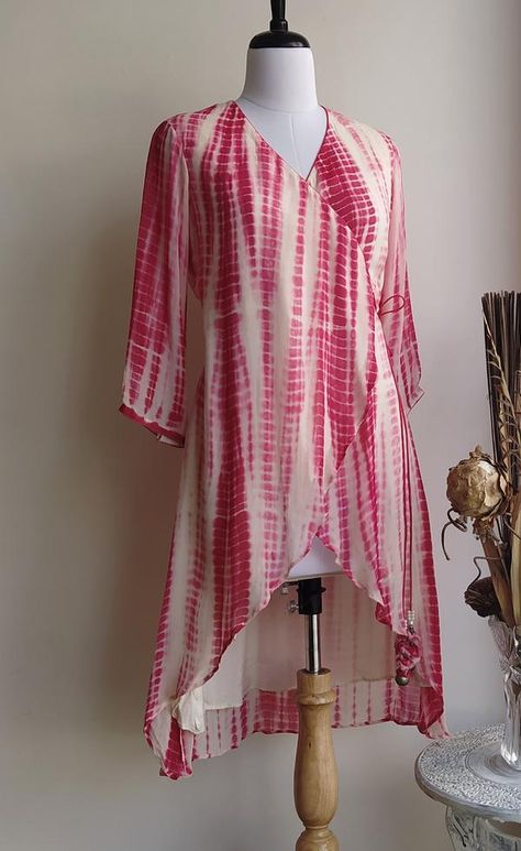 Georgette Dress Pattern, Shibori Dress Indian Tie Dye, Shibori Kurti Designs, Tie And Dye Dresses Indian, Tie And Dye Kurti Design, Shibori Kurti, Tie Dye Dress Outfit, Overlapping Pattern, Georgette Kurtis