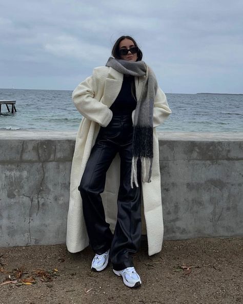 How to wear a white coat Oversized Coat Outfit, Trench Coat Outfit Winter, White Coat Outfit, Wool Coat Outfit, Denim Vest Outfit, Long White Coat, Off White Coat, Long Coat Outfit, White Wool Coat