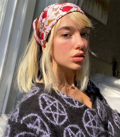 Shoulder-Length Hairstyles and Haircuts For Medium Hair: Dua Lipa Head Scarf Dua Lipa Style, Y2k Hairstyles, Scarf Trends, Future Nostalgia, Silk Headscarf, Head Scarf Styles, Pretty Scarves, Hair Scarf, How To Wear Scarves