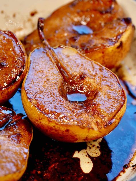 Succulent pears with the perfect balance of sweet and savoury. Easy to make, and sure to impress. Roasted Pears With Balsamic And Honey, Pear Charcuterie, Roasted Pears Recipes, Baked Fruit Recipes, Glazed Pears, Stuffed Pears, Basalmic Vinegar, Caramelized Pears, Roasted Pears