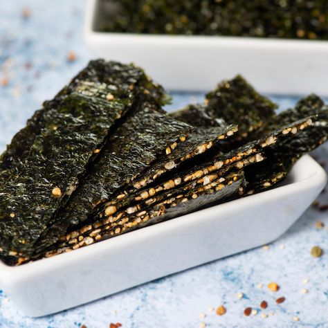 Nori Chips, Seaweed Snacks Recipes, Quick And Easy Healthy Snacks, Seaweed Food, Sesame Snacks, Foods To Eat Everyday, Seaweed Recipes, Seaweed Chips, Seaweed Rice