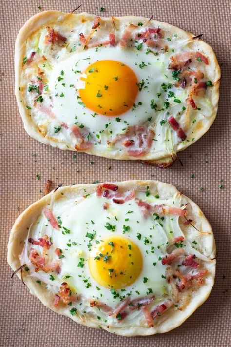 Breakfast Flatbread Pizza, Homemade Flatbread Pizza, Flatbread Pizza Crust, Homemade Flatbread, Bacon Pizza, Eggs And Bacon, Gourmet Pizza, Warm Breakfast, Bacon Breakfast