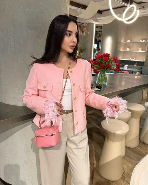 Pink Jacket Outfit Aesthetic, Pink And Cream Outfit, Pink Tweed Blazer Outfit, Pink Tweed Jacket Outfit, Pink Chanel Outfit, Pink Jacket Outfit, Tweed Jacket Outfit, Tweed Outfit, Preppy Fall Outfits