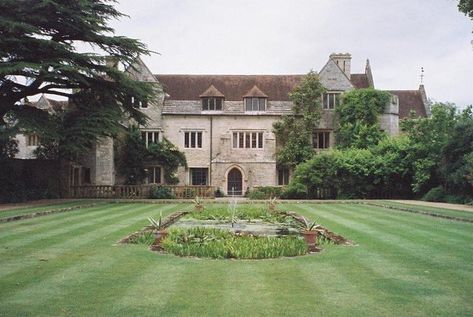 Historic houses are a common sight in the English county of Dorset. One in particular situated near the picturesque town of Dorchester is among the best preserved medieval houses in all of England. Athelhampton House is a perfect example of an English manor house built in early-Tudor architectural style. The house is British Houses, Houses Uk, Art Deco House, Medieval Furniture, Iron Lady, English Manor Houses, House Of Black, Abandoned Mansion, Deco House