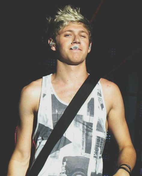 Frat Boy Niall Horan, Frat Niall, Frat Boy Niall, Blonde Niall, Niall Horan Baby, Gambar One Direction, One Direction Images, One Direction Niall, Hello Lover