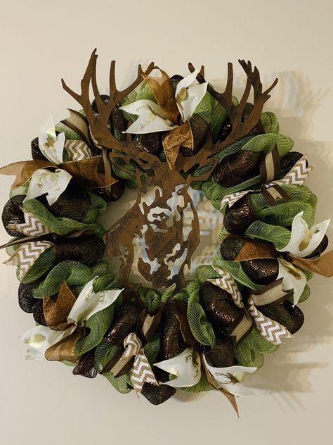 Hunting Wreath Ideas, Camo Wreath, Hunting Wreath, Deer Wreath, Everyday Wreaths, Hunting Deer, Sports Decor, Tree Themes, Sports Decorations