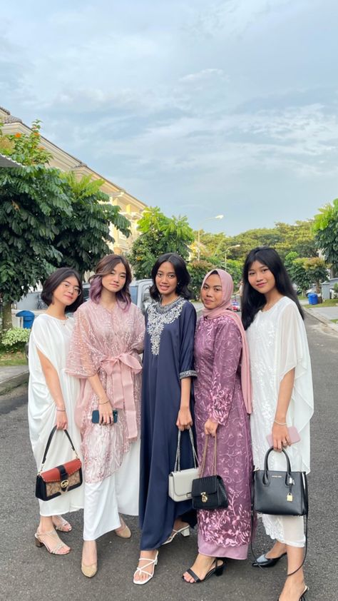 Outfit Bukber Ramadhan Hijab, Fashion Lebaran, Kaftan Lebaran, Spill Ootd, Kaftan Hijab, Lebaran Outfit, Ootd Lebaran, Model Dress Batik, Kondangan Outfit